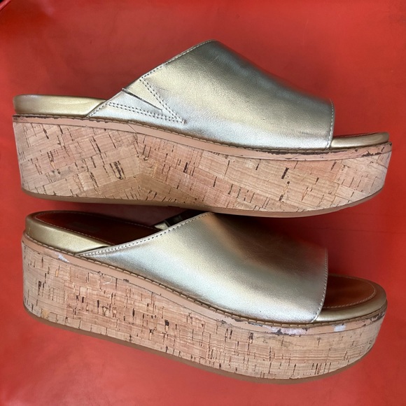 EUC Fitflop gold platform sandals - Picture 4 of 7